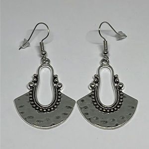 Earrings‎